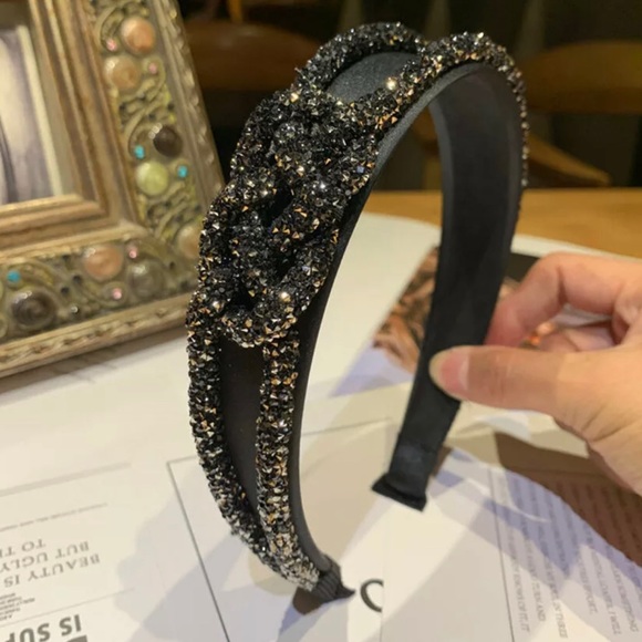 Accessories - 2X$30FROM NEW YORK TO PARIS IT’S ON EVERYONES HEAD